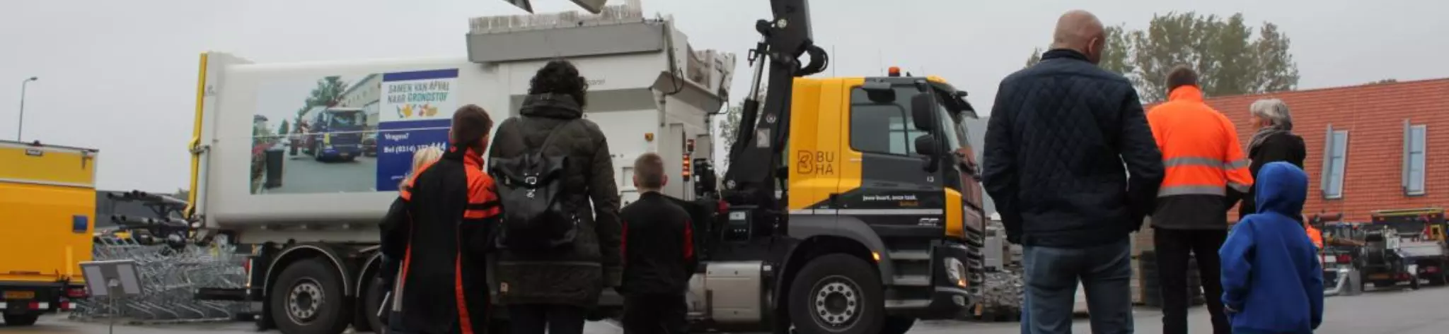 Moeder en dochter samen op de vrachtwagen bij de Buha